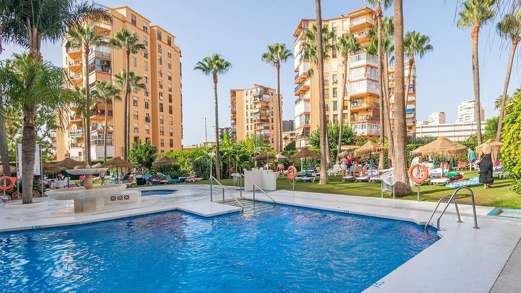 Hotel Parasol by Dorobe